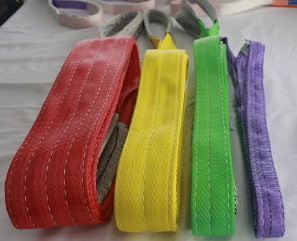 Flat lifting strap